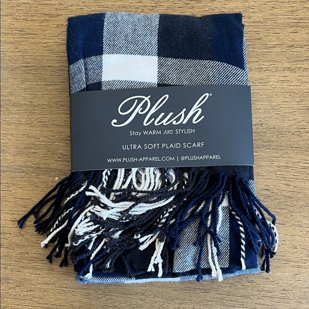 Plush Apparel Navy Blue White Plaid Ultra Soft Scarf NWT‎ PAP-FA-004
